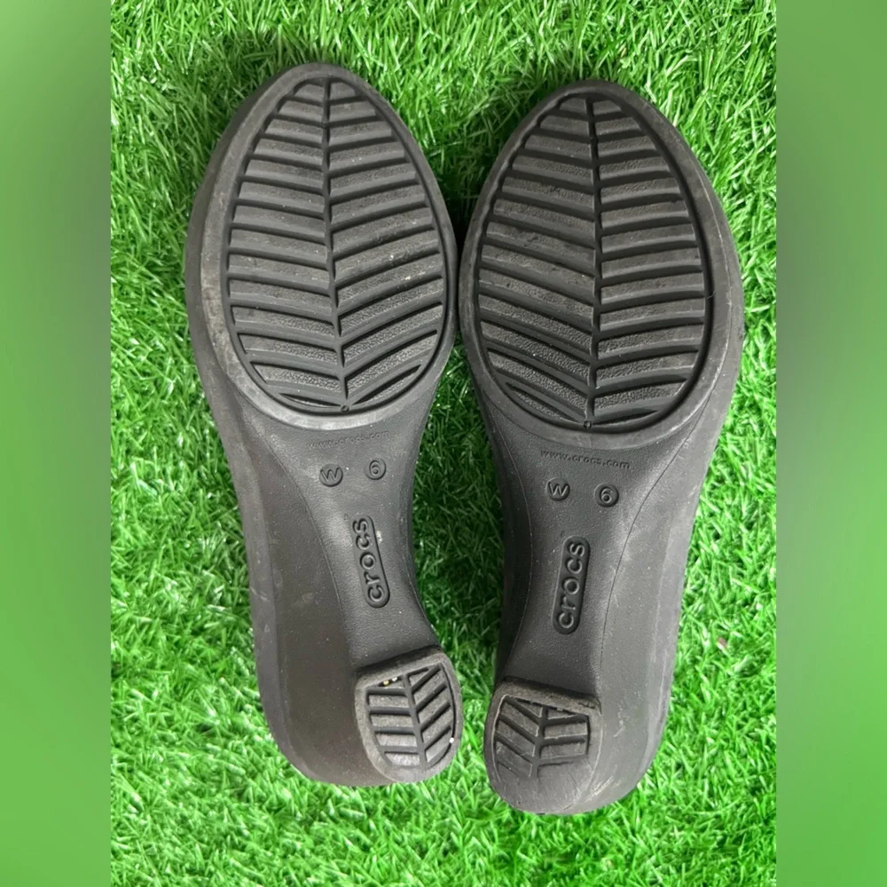 Crocs Women‎ Sandals Size 6